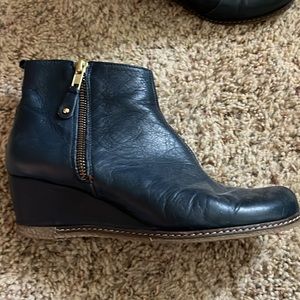 Fun and functional navy blue boots from Spain